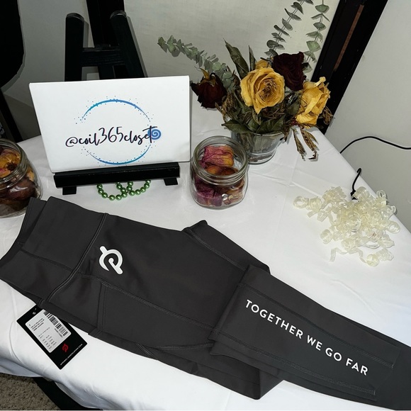 Peloton Women's Essential Tulip Hem Pocket Leggings - Picture 6 of 7